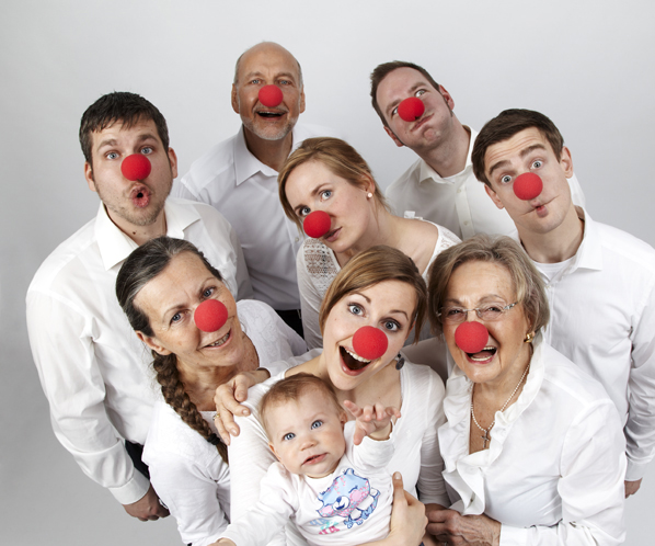 Familienbild mit Clownsnasen und weisser Kleidung - Celler Fotostudio © Familienfotograf Photo Professional Misiak