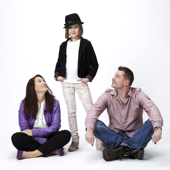 Familienfoto mit Tochter vor weissem Hintergrund - Celler Fotostudio © Photo Professional Misiak